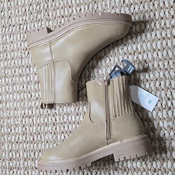 Time and Tru Shoes - Memory Foam Lug Chelsea Boot Size 11 Boots Shoes Tan Brown